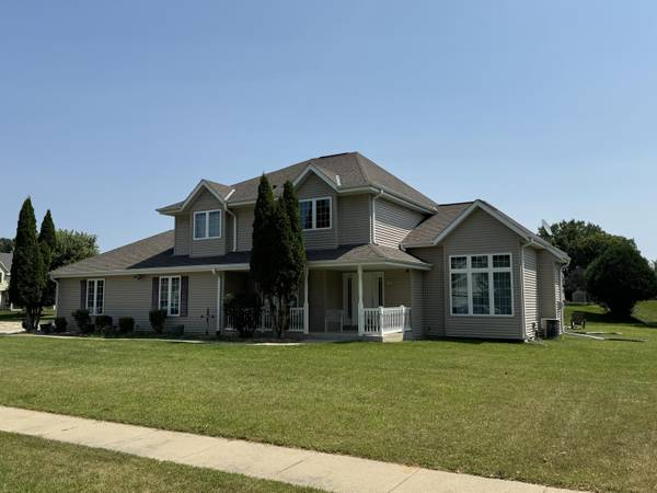 1261 Shoal Ridge Rd, Oconomowoc, WI 53066