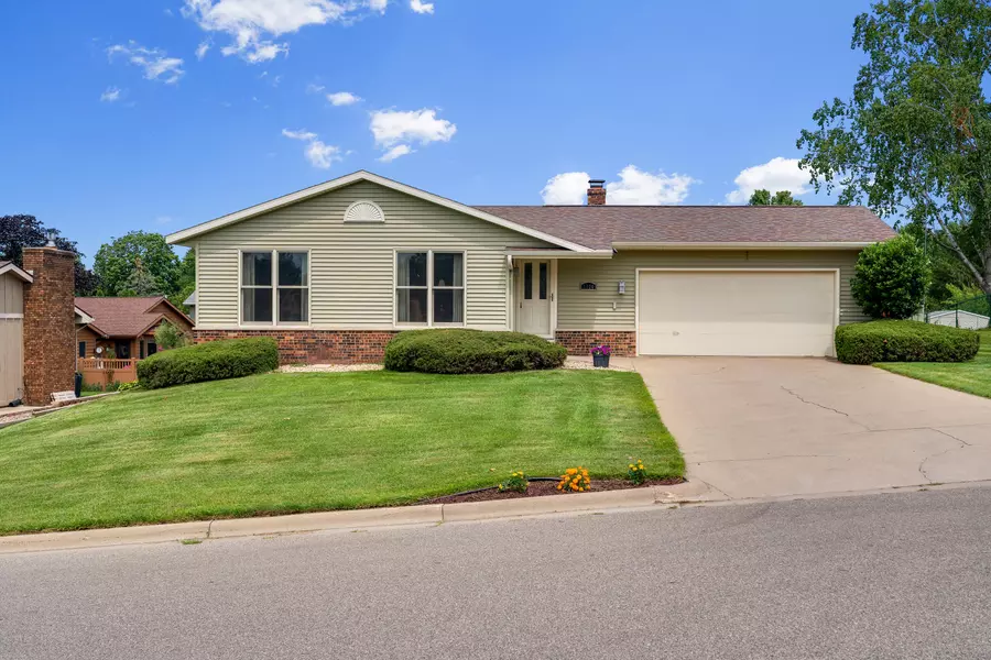 1124 Parkridge Dr, Onalaska, WI 54650