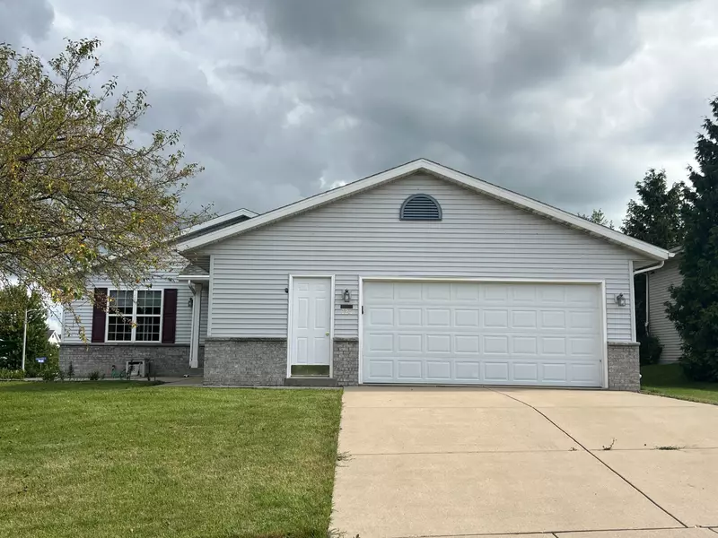 724 Autumn Crest Dr, Watertown, WI 53094