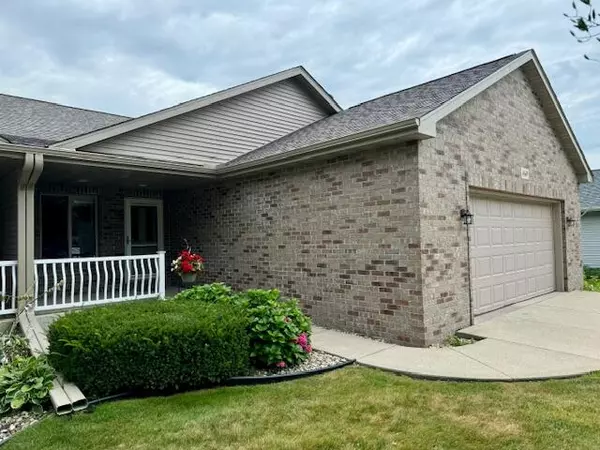 469 Bolson Dr, Oconomowoc, WI 53066