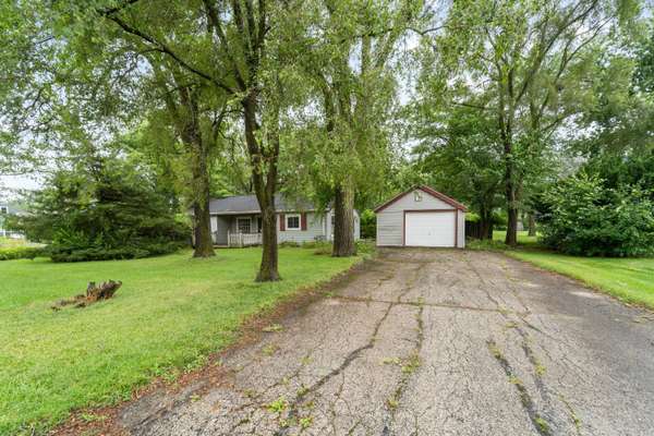 7251 S 35th St, Franklin, WI 53132