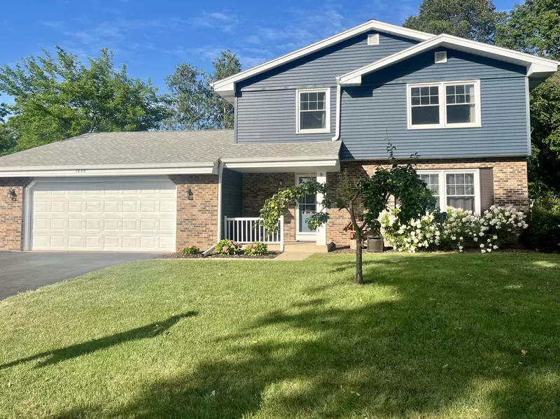 1055 Hancock Dr, Oconomowoc, WI 53066