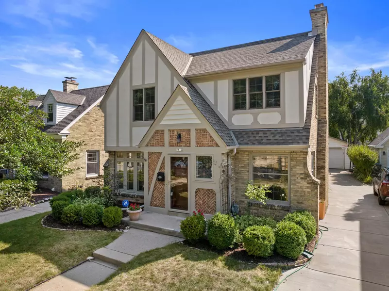 5812 N Bay Ridge Ave, Whitefish Bay, WI 53217