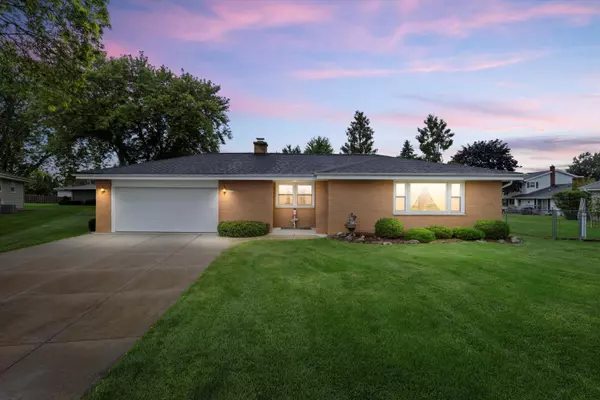 4251 S 82nd St, Greenfield, WI 53220