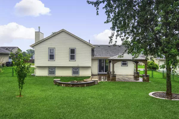 6700 Bobolink Rd, Caledonia, WI 53402