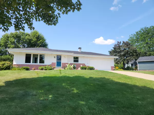 7425 S Riverview Rd, Franklin, WI 53132