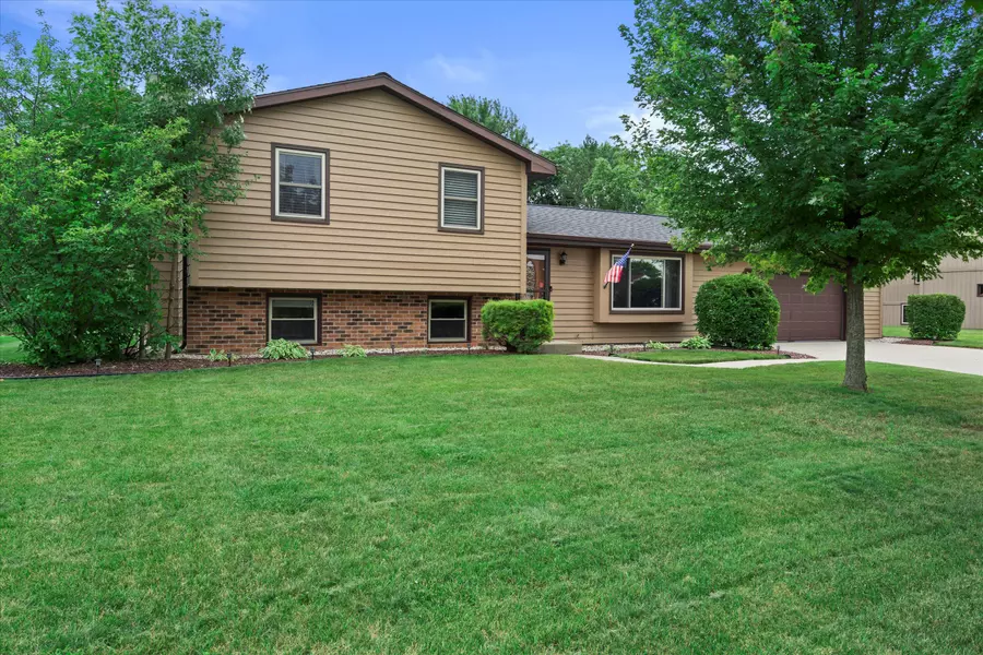 4025 W Anita Ln, Franklin, WI 53132