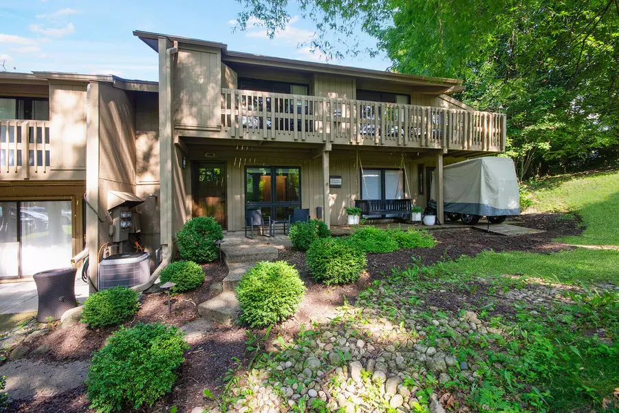 709 Country Club Dr Unit B, Fontana, WI 53125
