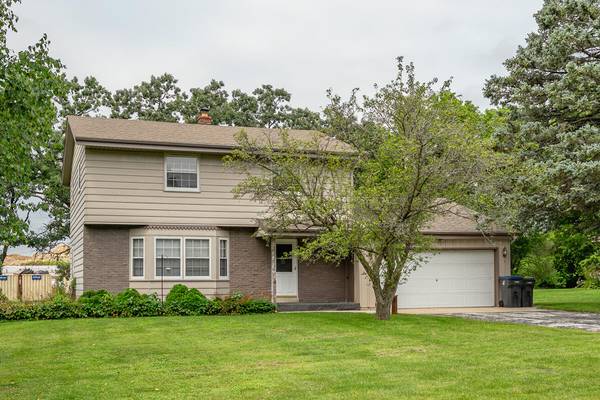 702 Maple Way N, Waukesha, WI 53188