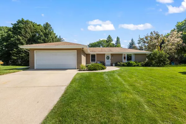 W221N2772 Hickorywood Ct, Pewaukee, WI 53186