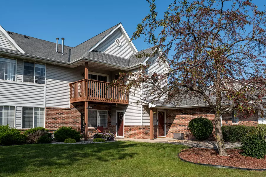 205 W Aspen Ct Unit 8, Oak Creek, WI 53154