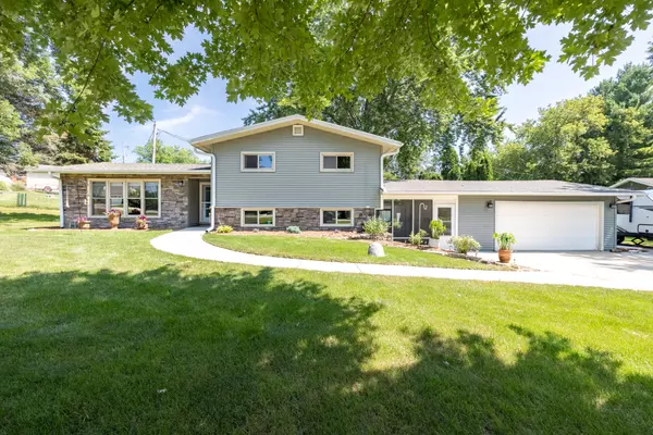 W262S3300 Ridge Rd, Waukesha, WI 53189