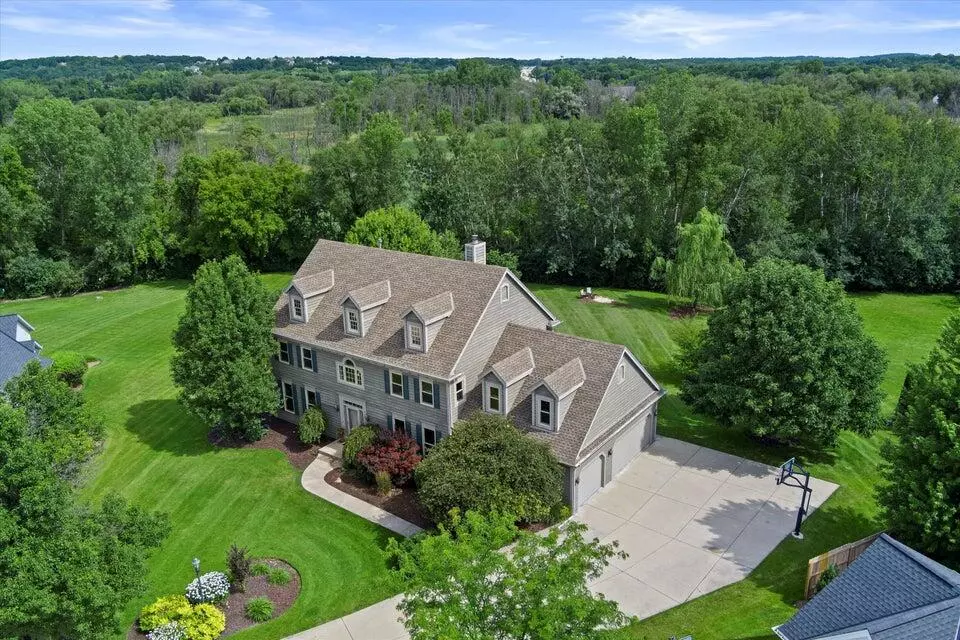 Pewaukee, WI 53072,418 Deer Chase Ct