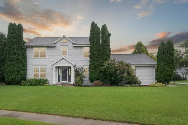 929 Chesterwood Ct, Pewaukee, WI 53072