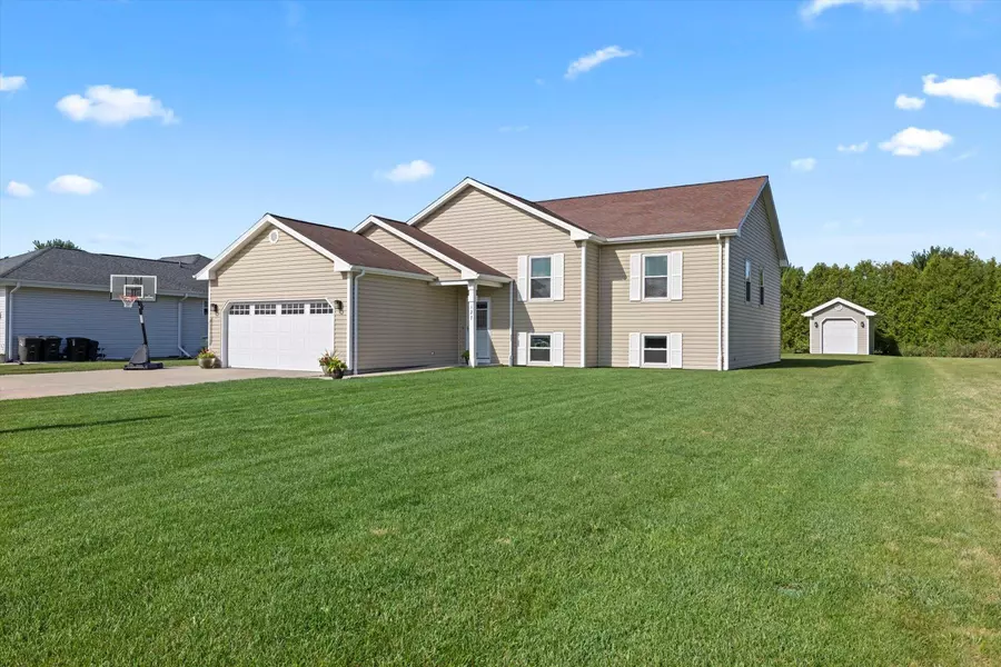 127 Amanda Ct, Mukwonago, WI 53149