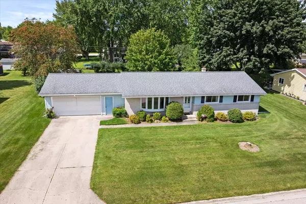 101 Crestwood Dr, Elkhart Lake, WI 53020