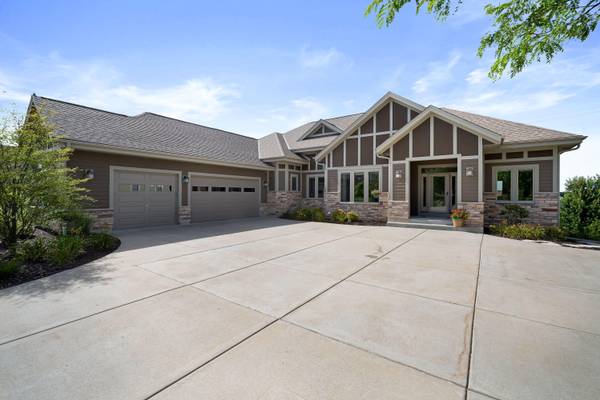 3926 Oakmont Trl,  Waukesha,  WI 53188