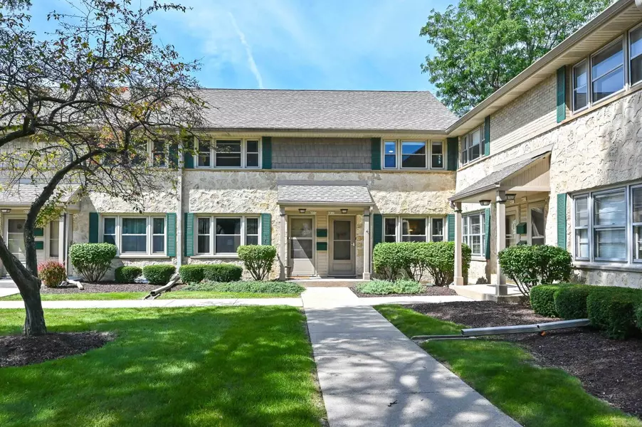 4855 N Santa Monica Blvd, Whitefish Bay, WI 53217