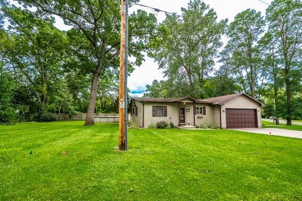 W1039 Marigold Rd, Bloomfield, WI 53128