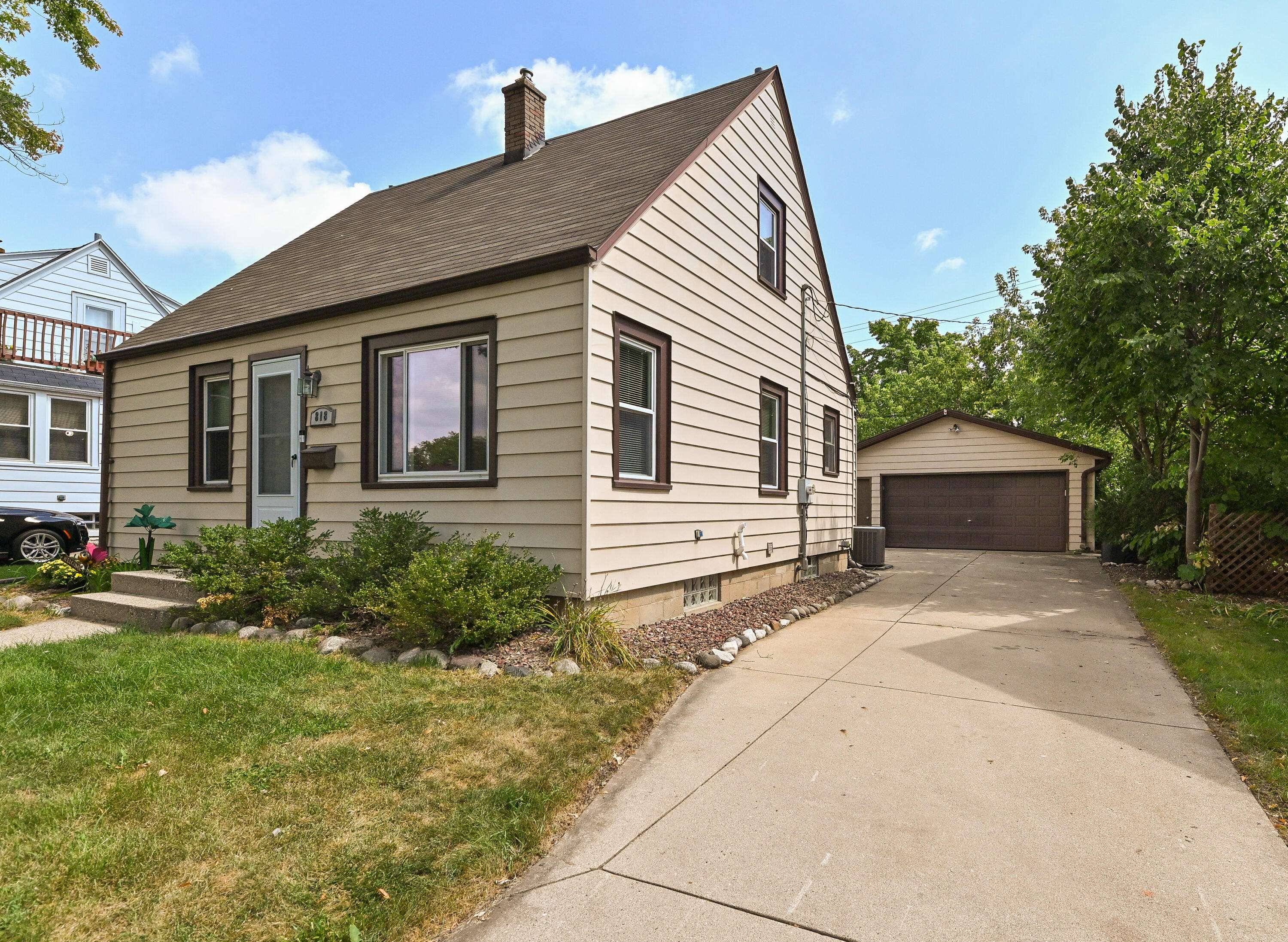 818 S 110th St, West Allis, WI 53214