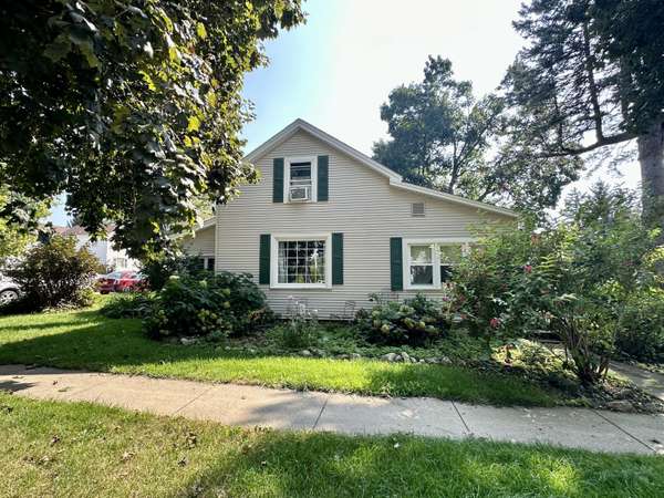 480 Freeman St, Genoa City, WI 53128