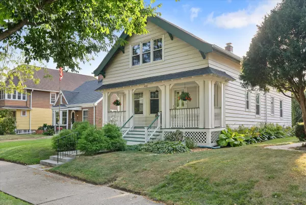 4611 N Bartlett Ave, Whitefish Bay, WI 53211