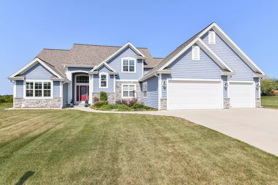 3236 Drumlin Dr, Hartford, WI 53086