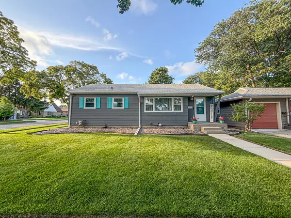 702 E Cudahy Ave, Milwaukee, WI 53207