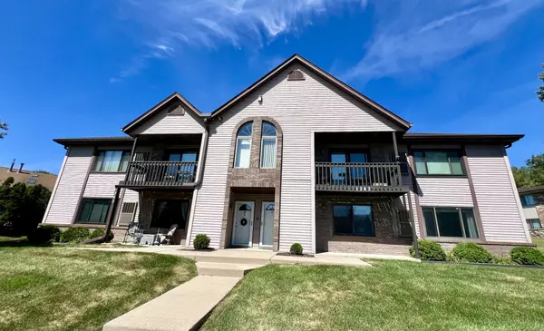 1343 Meadowcreek Dr Unit H, Pewaukee, WI 53072