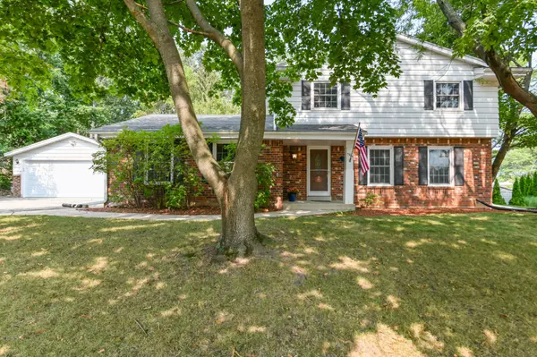 7904 W Bur Oak Dr, Franklin, WI 53132