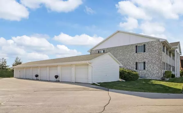 Franklin, WI 53132,10416 W Whitnall Edge Ct Unit 202