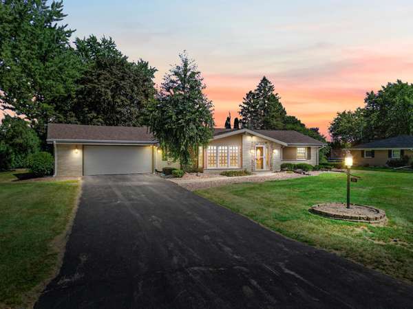 4660 Imperial Dr, Brookfield, WI 53045