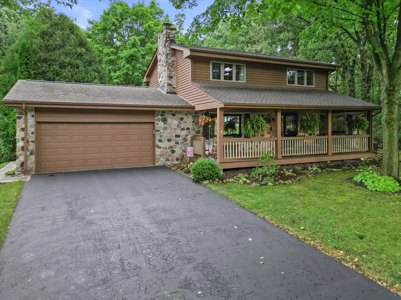 S72W30804 Kettle Ridge Dr, Mukwonago, WI 53149