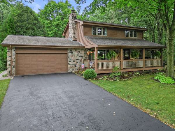 S72W30804 Kettle Ridge Dr, Mukwonago, WI 53149