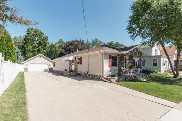 216 Elm St, Watertown, WI 53098