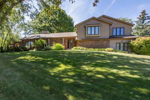 20725 Sundance Dr, Brookfield, WI 53045