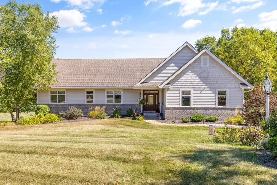 66 Meadow Ln, Delafield, WI 53018