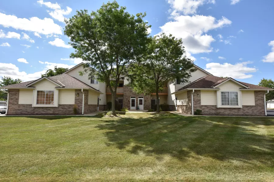 4936 W Maple Leaf Cir, Greenfield, WI 53220