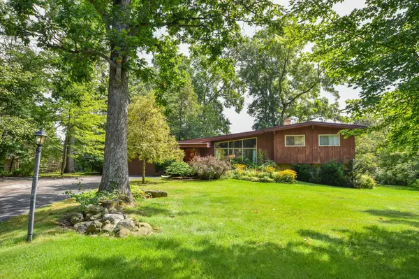 11923 Indian Trl, Hales Corners, WI 53130