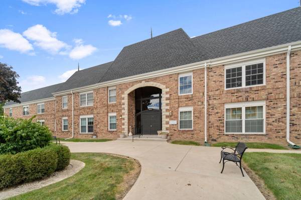 2101 Chateau Ct Unit 201F, Grafton, WI 53024