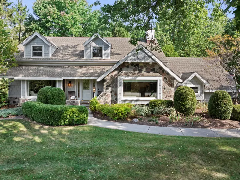 550 E Circle Rd, Mequon, WI 53092