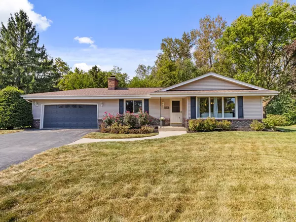 10228 W Scepter Cir, Franklin, WI 53132