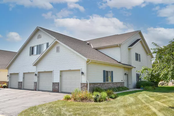 2067 Pine Ridge Ct Unit G, Grafton, WI 53024