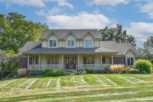 W287N4068 Highland Ct, Delafield, WI 53072