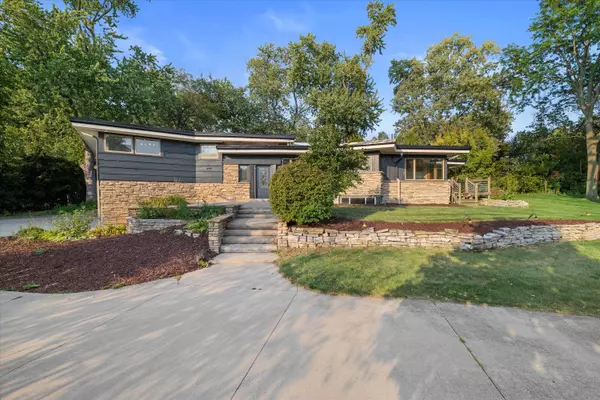 Mequon, WI 53097,11310 N Meadowbrook Dr