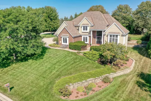 N33W23234 Greenbriar Rd,  Pewaukee,  WI 53072