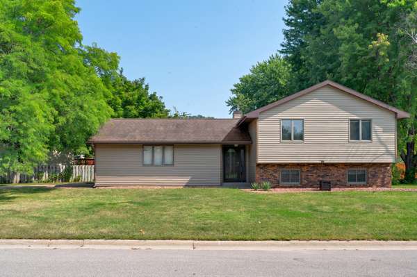 1212 Greenridge Dr, Onalaska, WI 54650