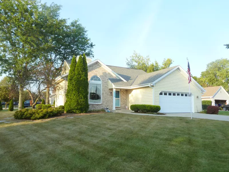 1003 Arrowwood Ct, Pewaukee, WI 53072