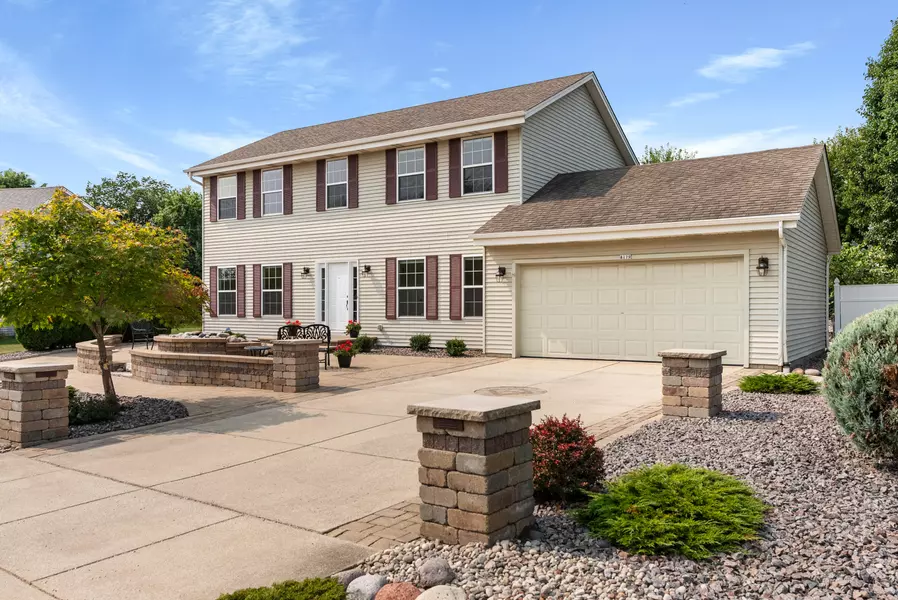 8179 S Wynona Dr, Oak Creek, WI 53154