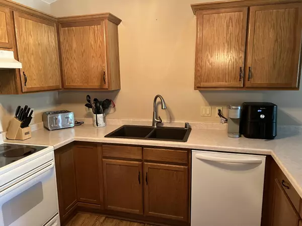 Oak Creek, WI 53154,210 W Oak Leaf Dr Unit 8